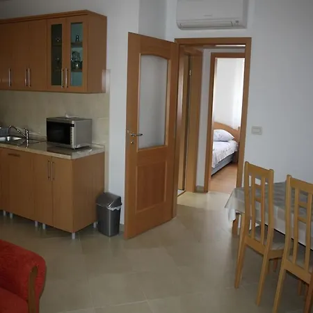 Apartment In Duba With Terrace, Air Conditioning, Wi-fi